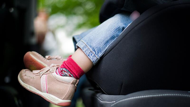 Kind ungesichert auf Beifahrersitz – Polizei stoppt Mutter Kind ungesichert auf Beifahrersitz – Polizei stoppt Mutter