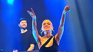 Sängerin Carolin Niemczyk und DJ Daniel Grunenberg gaben ein für den Winterzauber ungewöhnliches Konzert. Sängerin Carolin Niemczyk und DJ Daniel Grunenberg gaben ein für den Winterzauber ungewöhnliches Konzert.