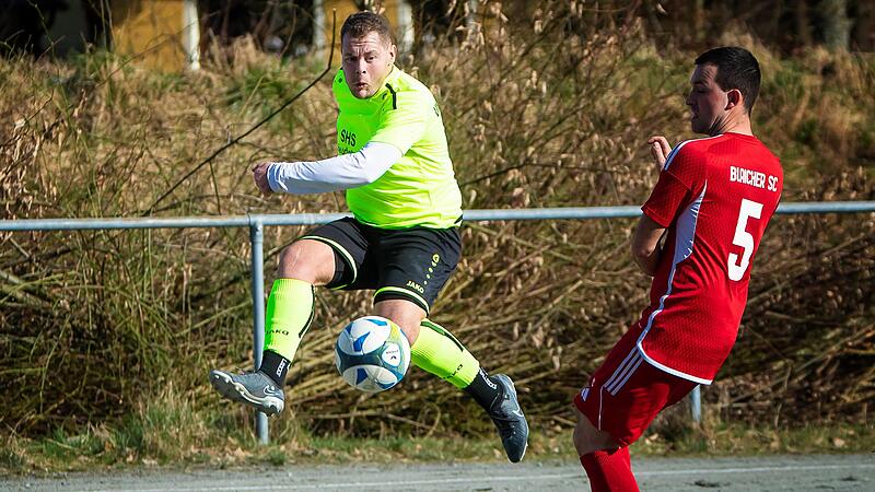 Artistisch nimmt der Untersteinacher Andreas Braunersreuther den Ball an. Christian Barth vom Blaicher SC Kulmbach nimmt sich in Acht.