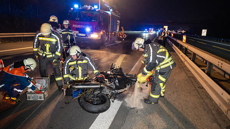 Nach einem schweren Motorradunfall auf der A70 musste die Autobahn gesperrt werden.
