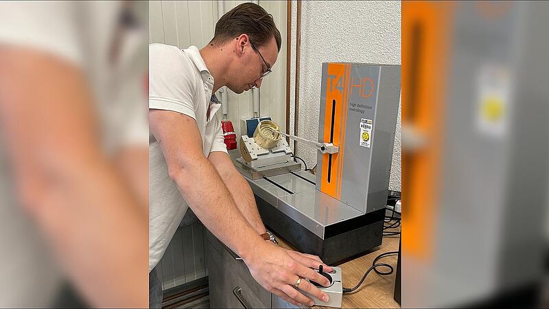 Ein Mitarbeiter der Firma Buchert-Präzisionstechnik positioniert den Messtaster der T4HD – ein Gerät von Triebworx.