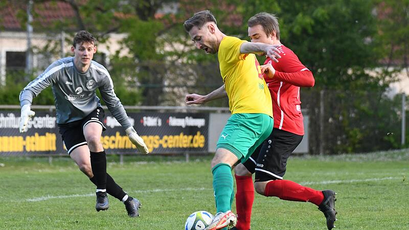 Philipp Hörnes wird im Strafraum vom Schweinfurter Patrick Werner (r.) abgedrängt: links FT-Torhüter Simon Mai. Philipp Hörnes wird im Strafraum vom Schweinfurter Patrick Werner (r.) abgedrängt: links FT-Torhüter Simon Mai.