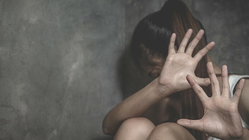 Eine Frau, die in einer Obdachlosenunterkunft brutal misshandelt wurde, wäre fast daran gestorben. Ihr Peiniger muss für viereinhalb Jahre ins Gefängnis.Forchheim & Fränkische Schweiz