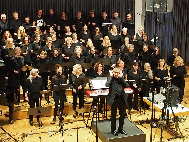 Jörg Wöltche forderte das Publikum zum Mitsingen auf. Jörg Wöltche forderte das Publikum zum Mitsingen auf.