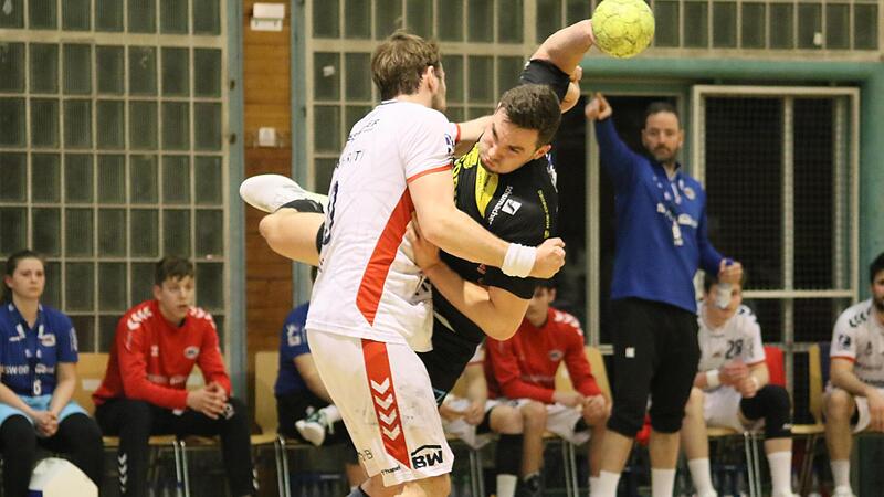 Ein Bild mit Symbolcharakter: Coburgs Fynn Herzig (am Ball) rennt sich in der Bietigheimer Deckung fest. Ein Bild mit Symbolcharakter: Coburgs Fynn Herzig (am Ball) rennt sich in der Bietigheimer Deckung fest.