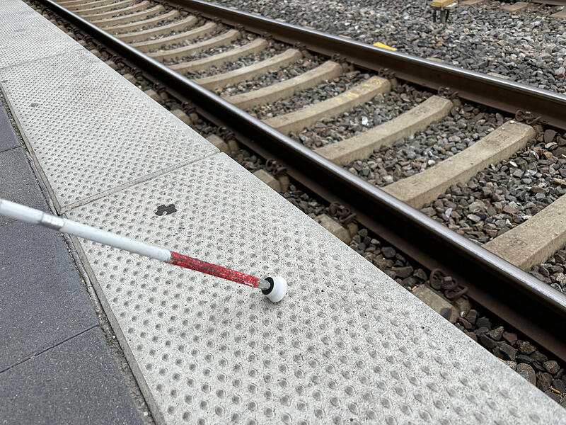 Damit sich Blinde am Bahnsteig zurecht finden k&ouml;nnen und nicht in Gefahr geraten, ist der Erlanger Bahnhof mit taktilen Bodenmarkierungen ausgestattet. Diese k&ouml;nnen mit dem Blindenstock ertastet werden.