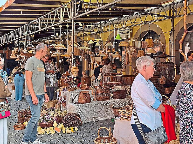 &Uuml;ber 100 Flechter und Aussteller aus 20 Nationen waren auf dem Korbmarkt in Lichtenfels vertreten.