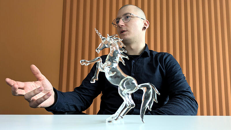 Robin Hornschuh ist Glasapparatebauer und geh&ouml;rt zu den bundesbesten Azubis des Jahres 2024. In seiner Freizeit stellt er kunstvolle Glasfiguren wie dieses Einhorn her.