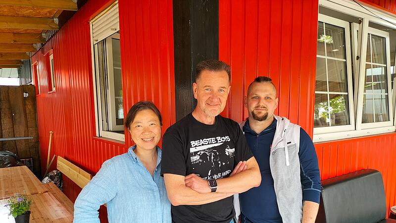 Martin Haschke (Mitte) betreibt künftig die „Futterluke 2.0“, Ehefrau Min Yang und Geschäftspartner Marcel Mende unterstützen ihn bei diesem Vorhaben. Martin Haschke (Mitte) betreibt künftig die „Futterluke 2.0“, Ehefrau Min Yang und Geschäftspartner Marcel Mende unterstützen ihn bei diesem Vorhaben.