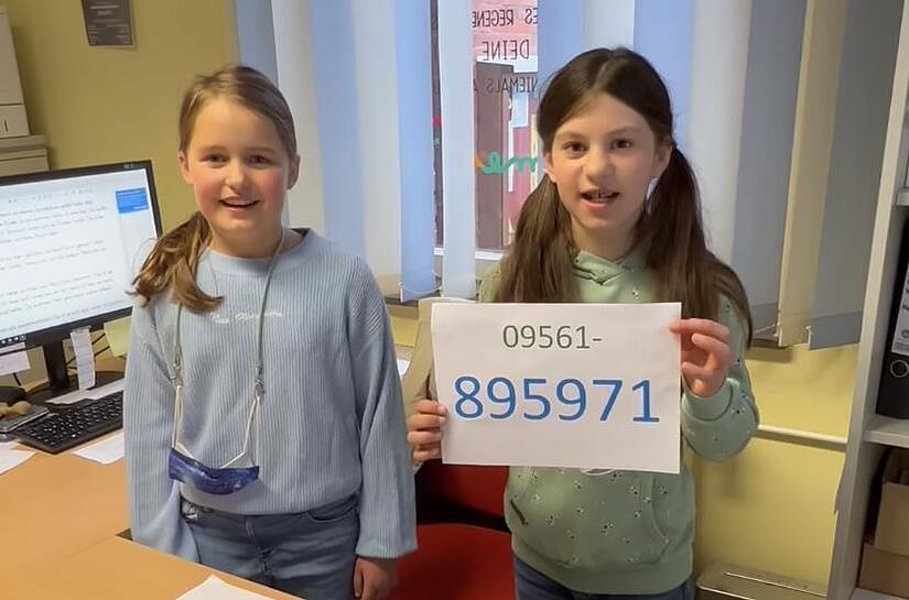 &bdquo;Bitten rufen sie uns an!&ldquo;, appellieren die Viertkl&auml;sslerinnen Marie (links) und Amelia.