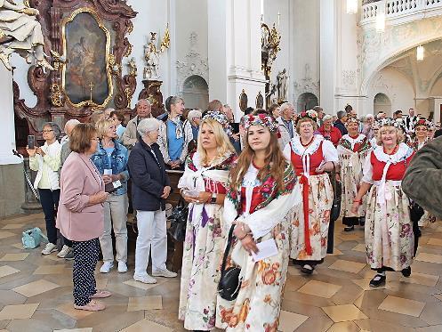 Festlicher Einzug der Trachtenträger in die Basilika Gößweinstein.