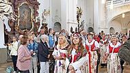 Festlicher Einzug der Trachtenträger in die Basilika Gößweinstein.