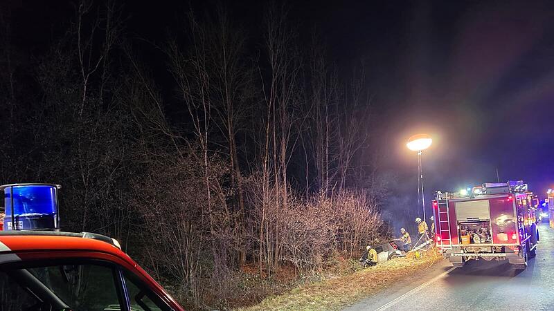 N&auml;chtlicher Einsatz in Kupferberg:  Ein Autofahrer ist im Graben gelandet.