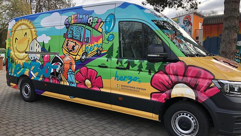 Un&uuml;bersehbar ist das kunterbunte Spielmobil der Stadt Herzogenaurach.