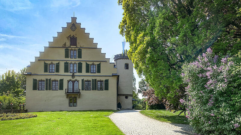 Das romantische Schloss in der Rosenau Ein Schloss im Stil des Historismus, ein Baum und ein Weg