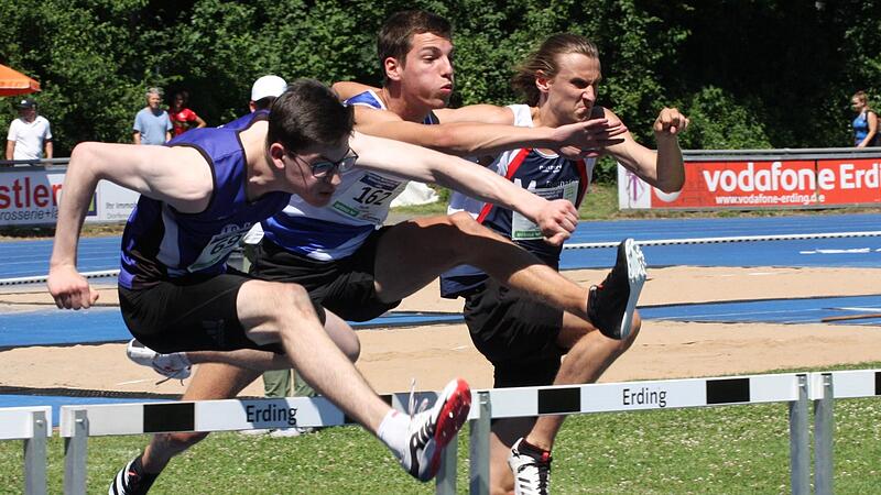 Moritz Fischer (Mitte) wurde 2022 Bayerischer Meister &uuml;ber 400-Meter-H&uuml;rden.