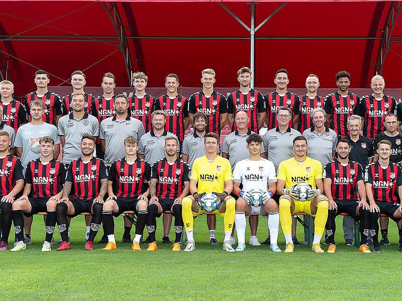 Mit diesem Kader geht der TSV Aubstadt in die Saison 2023/24 in der Regionalliga Bayern: Jens Trunk (hinten von links), Adrian Kireski, Konrad Schneider, Marcel Volkmuth, Maximilian Stahl, Lukas Mrozek, Nicolas Reinhart, Tim Hüttl, Christian Köttl... Mit diesem Kader geht der TSV Aubstadt in die Saison 2023/24 in der Regionalliga Bayern: Jens Trunk (hinten von links), Adrian Kireski, Konrad Schneider, Marcel Volkmuth, Maximilian Stahl, Lukas Mrozek, Nicolas Reinhart, Tim Hüttl, Christian Köttl...