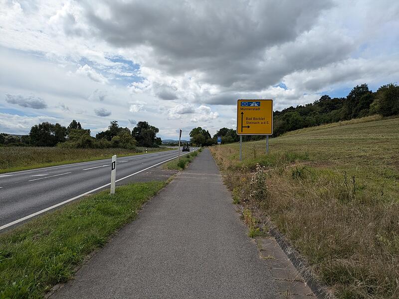 So könnte der Radweg an der B 286 einmal aussehen, wie hier im Bild an der St2292 bei Bad Neustadt.Radwegetest 1: Bad Neustadt raus So könnte der Radweg an der B 286 einmal aussehen, wie hier im Bild an der St2292 bei Bad Neustadt.