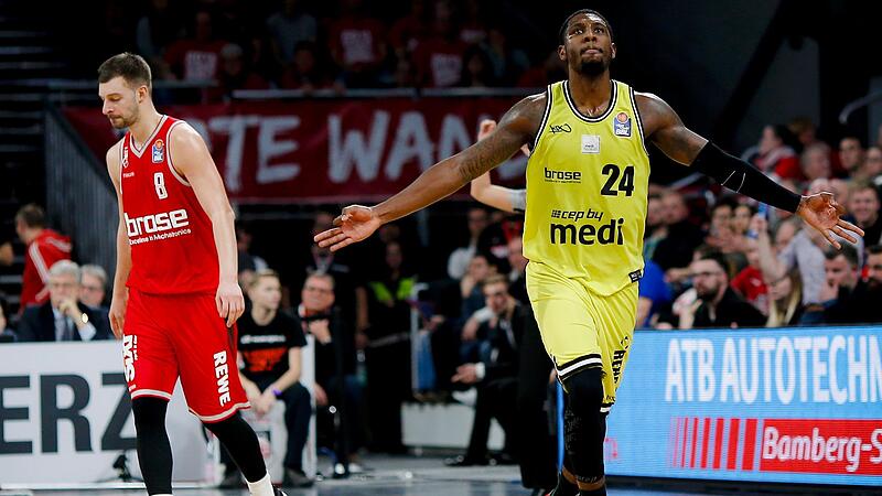 Der Bayreuther De'Mon Brooks jubelt nach dem 94:84-Erfolg in der Brose-Arena am 3. Januar 2019. Es war der erste Sieg der Bayreuther in Bamberg seit 21 Jahren. Im Hintergrund Stevan Jelovac, der mit 19 Punkte bester Werfer beim Verlierer war.