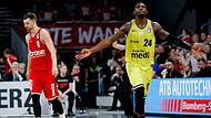 Der Bayreuther De'Mon Brooks jubelt nach dem 94:84-Erfolg in der Brose-Arena am 3. Januar 2019. Es war der erste Sieg der Bayreuther in Bamberg seit 21 Jahren. Im Hintergrund Stevan Jelovac, der mit 19 Punkte bester Werfer beim Verlierer war.