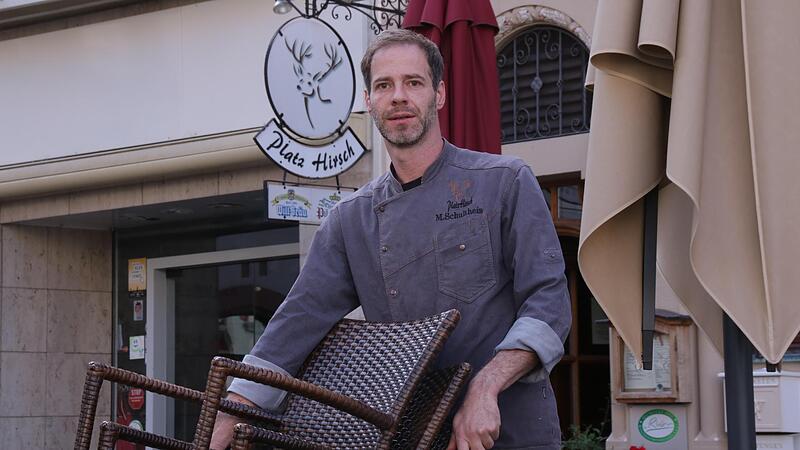 Wirt Matthias Schultheis  &auml;rgert sich dar&uuml;ber, den Marktplatz f&uuml;r das Weinfest eine Woche freir&auml;umen zu m&uuml;ssen.