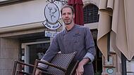 Wirt Matthias Schultheis  &auml;rgert sich dar&uuml;ber, den Marktplatz f&uuml;r das Weinfest eine Woche freir&auml;umen zu m&uuml;ssen.