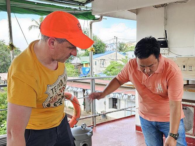 Klaus Strätz (links) prüft mit myanmarischen Helfern die Vollständigkeit der Bauteile.