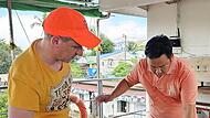 Klaus Strätz (links) prüft mit myanmarischen Helfern die Vollständigkeit der Bauteile.