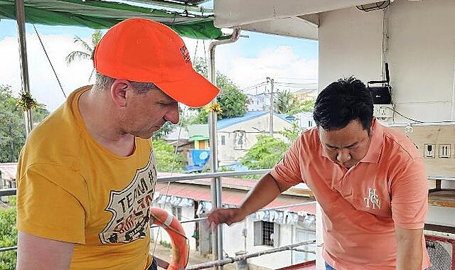 Klaus Strätz (links) prüft mit myanmarischen Helfern die Vollständigkeit der Bauteile. Klaus Strätz (links) prüft mit myanmarischen Helfern die Vollständigkeit der Bauteile.