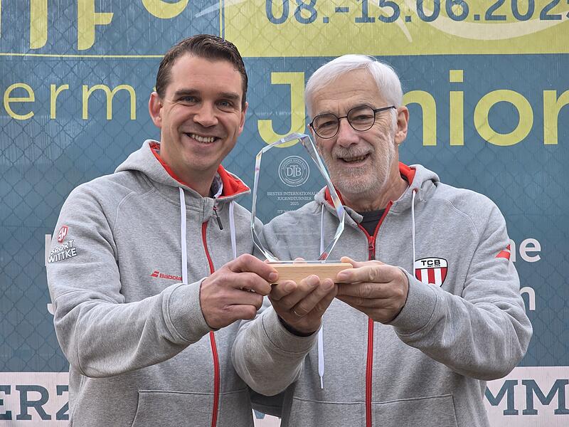 TC Bamberg Auszeichnung ITF German Juniors 2025Auszeichnung TC Bamberg ITF German Juniors Moritz Starke (l) und Axel Tschache freuen sich über den Preis des DTB. Dieser gibt ihnen die Bestätigung, dass Bamberg der ideale Ort für ein Turnier dieser Größe ist.