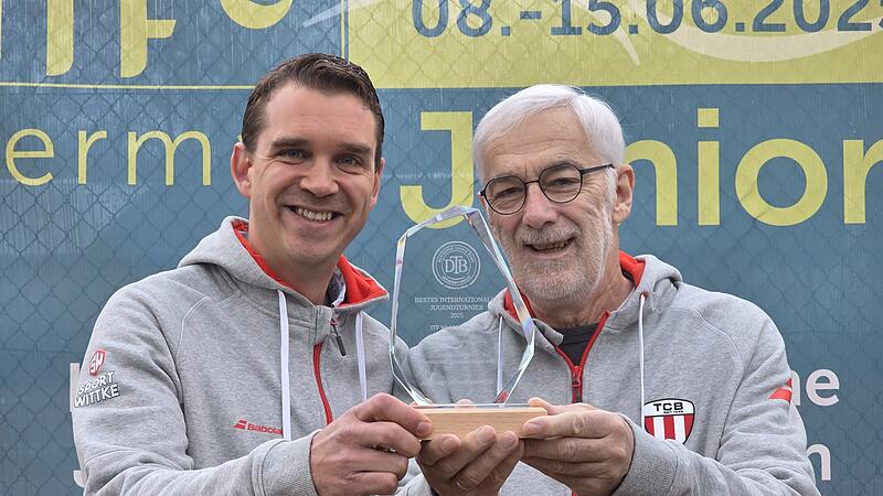 Moritz Starke (l) und Axel Tschache freuen sich &uuml;ber den Preis des DTB. Dieser gibt ihnen die Best&auml;tigung, dass Bamberg der ideale Ort f&uuml;r ein Turnier dieser Gr&ouml;&szlig;e ist.