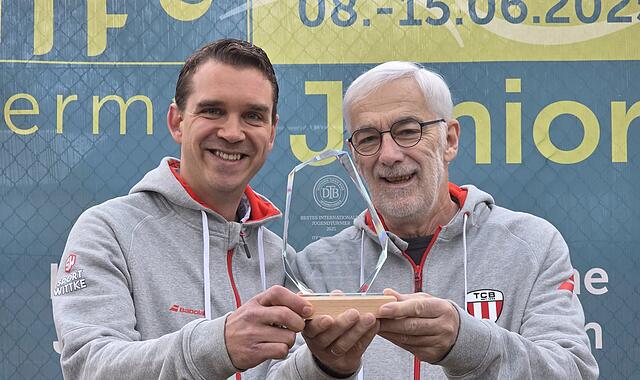 TC Bamberg Auszeichnung ITF German Juniors 2025Auszeichnung TC Bamberg ITF German Juniors Moritz Starke (l) und Axel Tschache freuen sich über den Preis des DTB. Dieser gibt ihnen die Bestätigung, dass Bamberg der ideale Ort für ein Turnier dieser Größe ist.