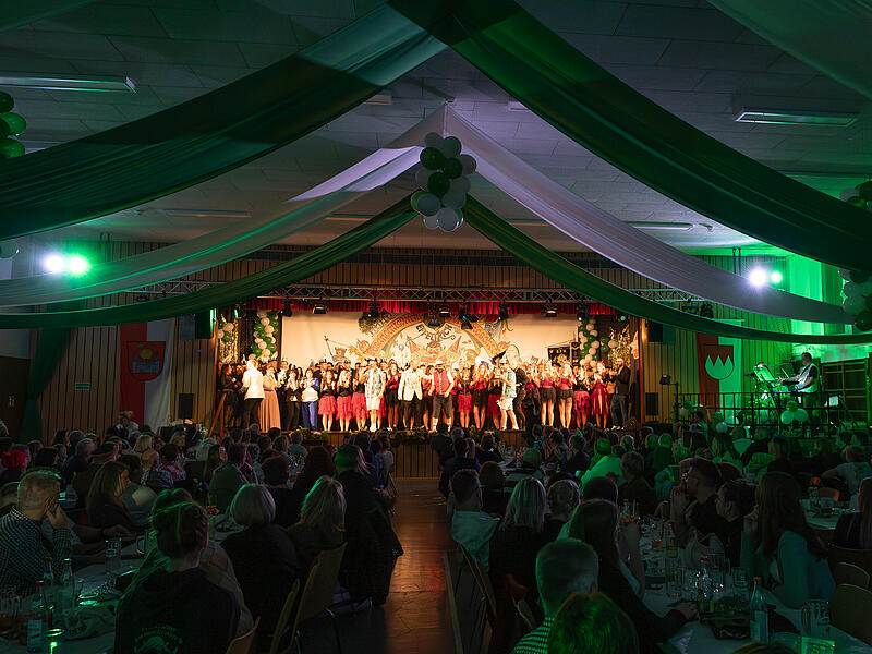 Gro&szlig;es Finale nach mehr als f&uuml;nf Stunden Programm: ein Abend, der die Turnhalle bis zum Schluss getragen hat &ndash; mit viel Applaus und bester Stimmung.
