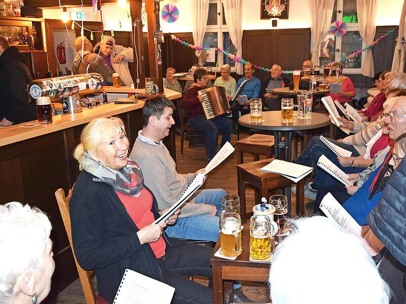 Freitagabend werden im T&ouml;pfla Volkslieder gesungen.