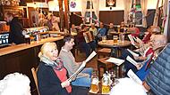 Freitagabend werden im T&ouml;pfla Volkslieder gesungen.
