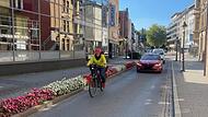 Susanne Krauss fährt fast jeden Tag mit dem Rad zur Arbeit. Nach der Änderung der Verkehrsführung hat sie jetzt die Autos im Nacken. Früher führte der Radweg hinter dem Blumenstreifen in die Innenstadt.