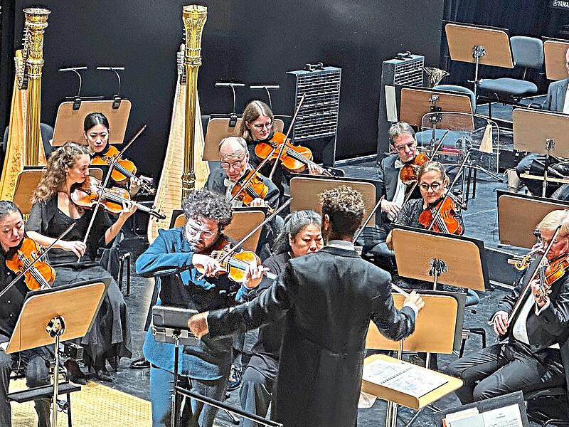 Der Solist des Abends, Jonian Ilias Kadesha, im Dialog mit dem Philharmonischen Orchester unter dessen neuem Leiter Tommaso Turchetta beim Sinfoniekonzert im Globe. Carolin Herrmann Der Solist des Abends, Jonian Ilias Kadesha, im Dialog mit dem Philharmonischen Orchester unter dessen neuem Leiter Tommaso Turchetta beim Sinfoniekonzert im Globe. Carolin Herrmann