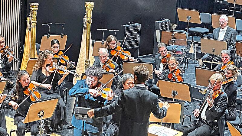 Der Solist des Abends, Jonian Ilias Kadesha, im Dialog mit dem Philharmonischen Orchester unter dessen neuem Leiter Tommaso Turchetta beim Sinfoniekonzert im Globe. Carolin Herrmann Der Solist des Abends, Jonian Ilias Kadesha, im Dialog mit dem Philharmonischen Orchester unter dessen neuem Leiter Tommaso Turchetta beim Sinfoniekonzert im Globe. Carolin Herrmann