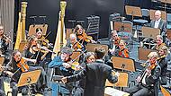 Der Solist des Abends, Jonian Ilias Kadesha, im Dialog mit dem Philharmonischen Orchester unter dessen neuem Leiter Tommaso Turchetta beim Sinfoniekonzert im Globe. Carolin Herrmann