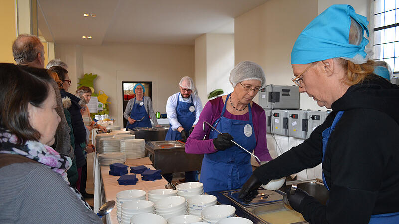 Bereits zum vierten Mal findet in St. Moriz die Coburger Vesperkirche statt. Zum Auftakt engagierte sich auch Regionalbisch&ouml;fin Berthild Sachs bei der Essensausgabe.