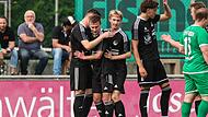 Adrian Guhling (Zweiter von links) brachte die G&auml;ste aus Coburg beim SV Friesen in F&uuml;hrung.