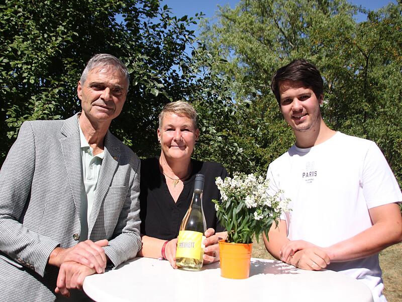 Laufer-M&uuml;hle-Gr&uuml;nder Michael Thiem (v.l.) neben Hausleiterin Svenja Ott und Betreuer Anton Ru&szlig;. Die drei sind f&uuml;r das neue betreute Obdachlosen-Wohnprojekt in Weisendorf verantwortlich.