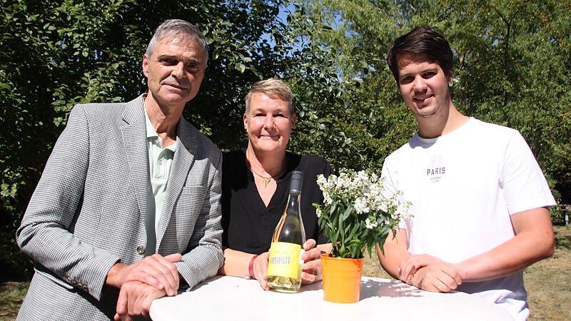 Wohnkonzept Obdachlose Weisendorf Erlangen Höchstadt Laufer-Mühle-Gründer Michael Thiem (v.l.) neben Hausleiterin Svenja Ott und Betreuer Anton Ruß. Die drei sind für das neue betreute Obdachlosen-Wohnprojekt in Weisendorf verantwortlich.