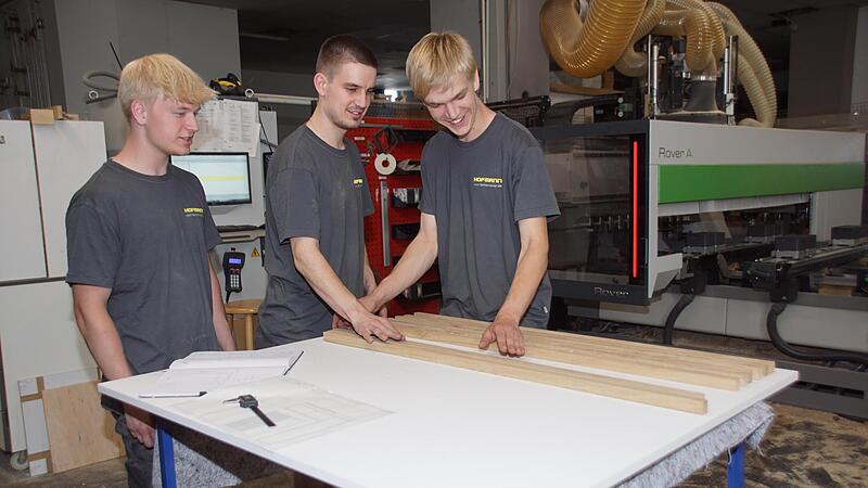 Hofmanns S&ouml;hne: Schon in jungen Jahren war f&uuml;r Felix, Patrick und Lukas Hofmann (von links) klar, dass sie in die elterliche Schreinerei einsteigen.