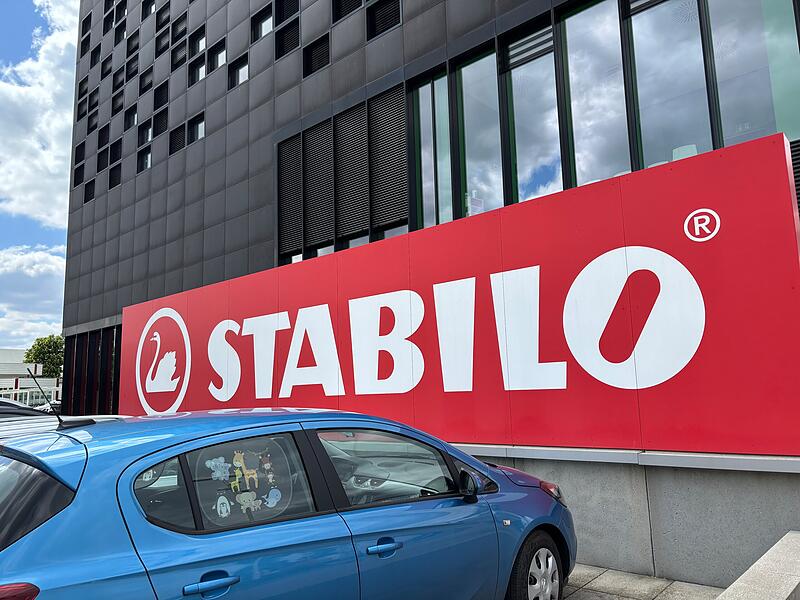 Diesen Schriftzug kennt die ganze Welt: Stabilo steht f&uuml;r Mal-, Schreib- und Zeichenstifte.