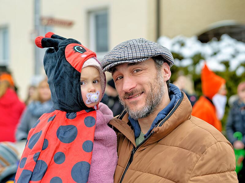 Trotz Schneefall herrschte beim Kinderfaschingsumzug in Ro&szlig;dorf eine super Stimmung.