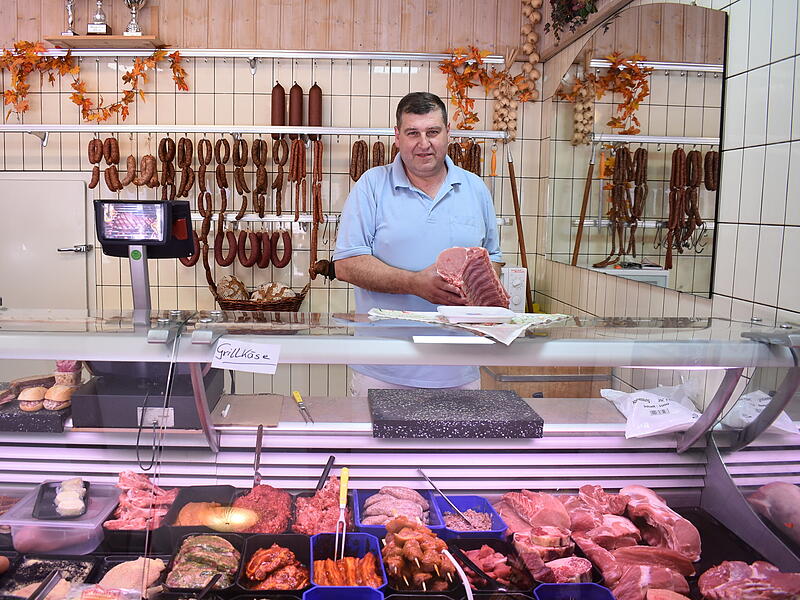 Hans Derbu&szlig; in seiner Metzgerei in Gr&auml;fenberg