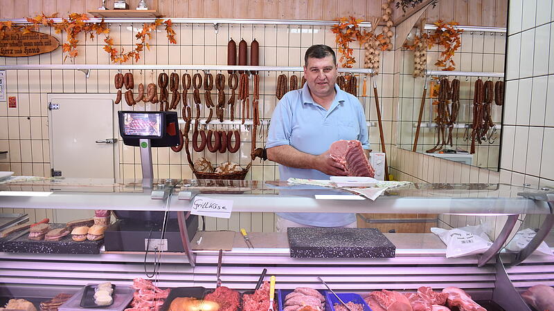 Hans Derbu&szlig; in seiner Metzgerei in Gr&auml;fenberg