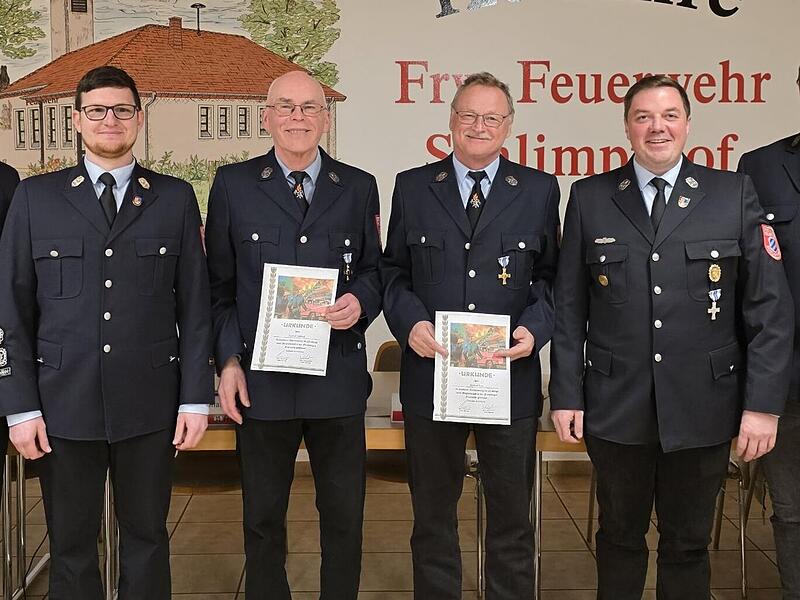 Die Geehrten mit der FFW-F&uuml;hrung.