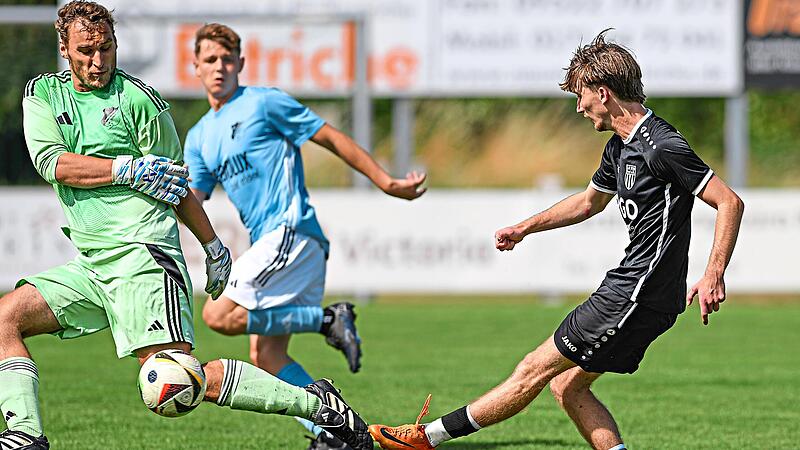 Torwart David D&ouml;rfler von der SG Lendershausen/Ostheim blockt den Schuss des Sanders Noel Reg ab.Ryan Evans